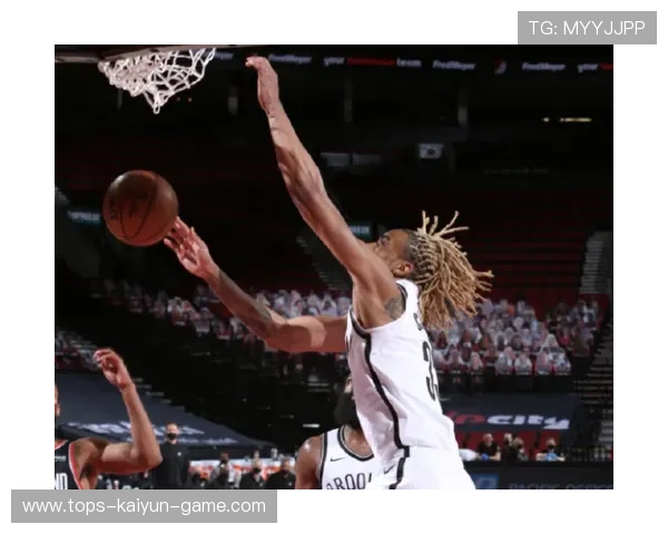 克拉克斯顿篮下连续吞下防守篮板